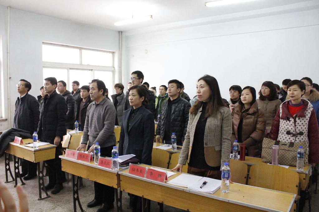 药学院全体代表在学习《学院工作报告》